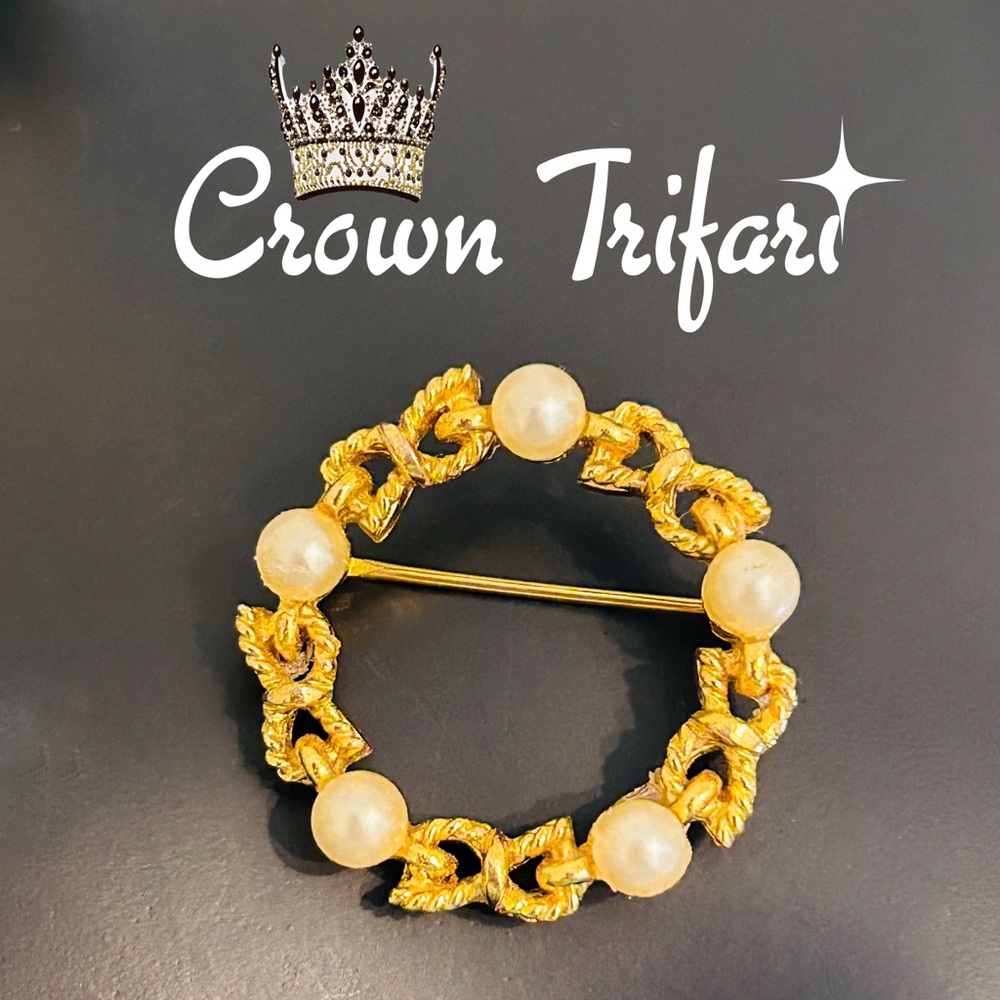 Vintage Crown Trifari Gold Wreath Brooch with Faux Pearls